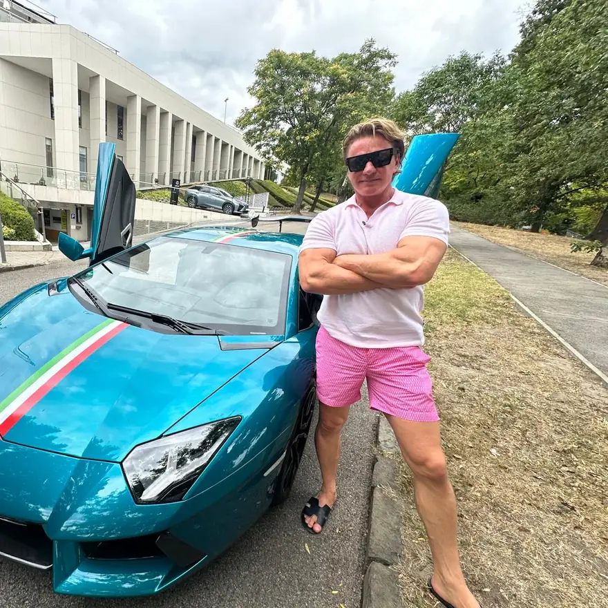 Szabi egy türkiz Lamborghini Aventador mellett